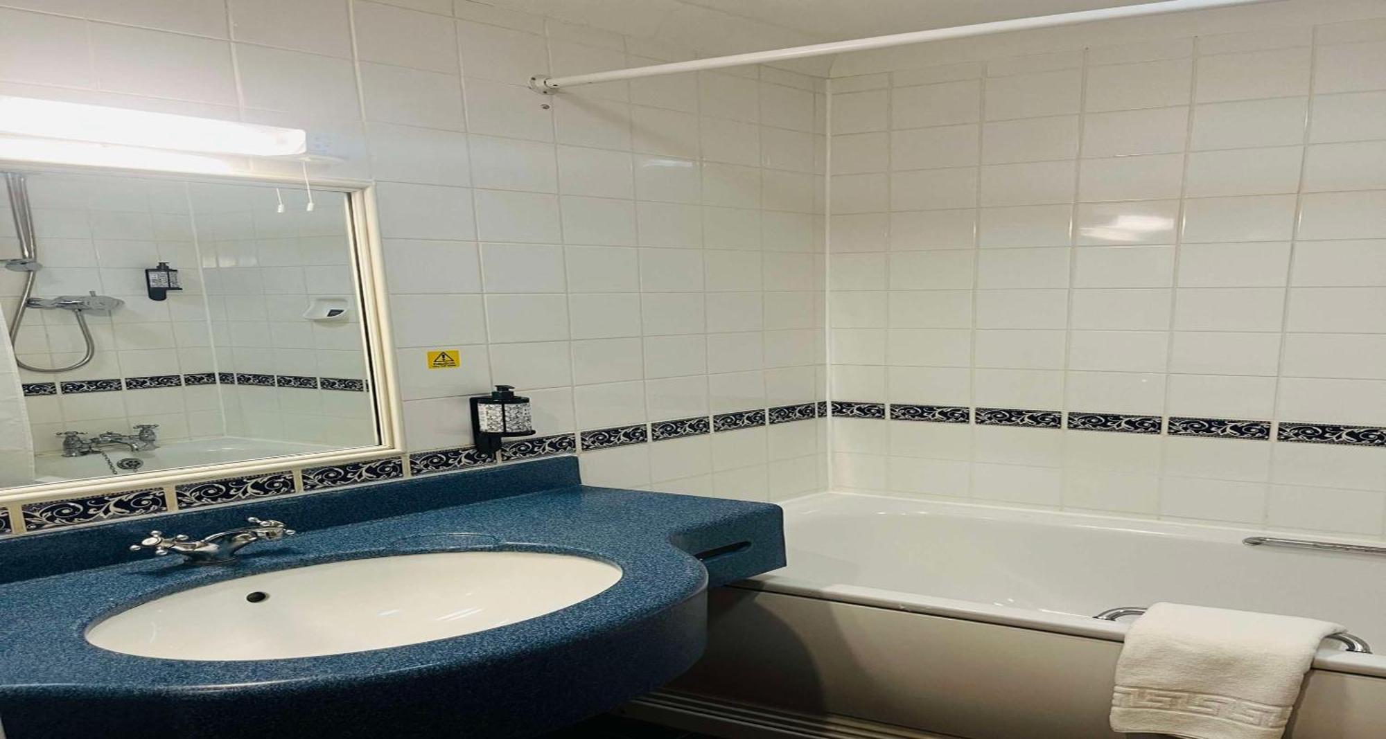 Western Calcot Hotel 3*